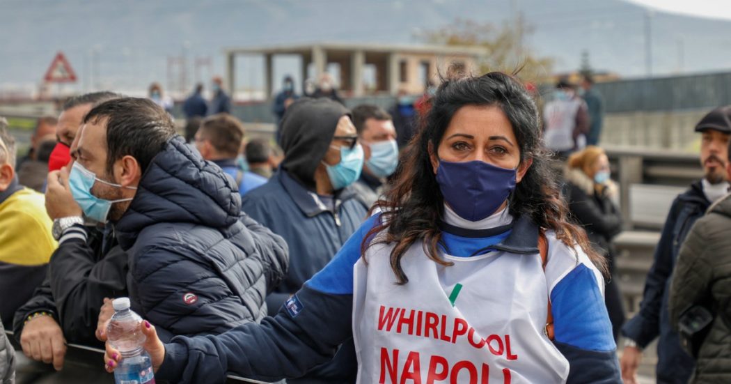 Whirlpool conferma la chiusura a Napoli: 400 operai verso il licenziamento a luglio. I sindacati fanno appello a Draghi: “Intervenga”