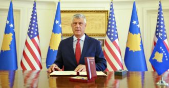 Copertina di Kosovo, il presidente Thaçi si dimette dopo la conferma delle accuse per crimini di guerra. Si presenterà davanti ai giudici de L’Aja