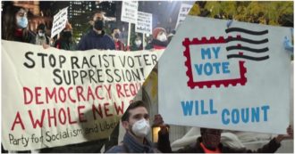 Copertina di Elezioni Usa 2020, da Boston a New York manifestanti anti-Trump scendono in piazza: “Ogni voto va conteggiato” – Video