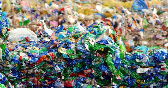 “Tra i rifiuti differenziati la plastica è solo il 7,8%. E appena il 5% tra quelli avviati a riciclo”: lo studio dell’Ispra sulle falle della filiera
