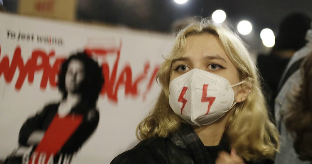 Polonia, la sentenza che vieta quasi totalmente l’aborto “verrà pubblicata in Gazzetta ufficiale”. Attesa una nuova ondata di proteste