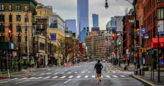 Copertina di Covid, a New York scuole chiuse da domani. Prolungato il lockdown parziale in Ungheria. Calano i contagi in Francia, Germania e Uk