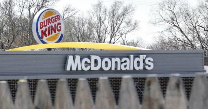 Burger King consiglia di ordinare da McDonald’s: ecco cosa si cela dietro la campagna per il rivale