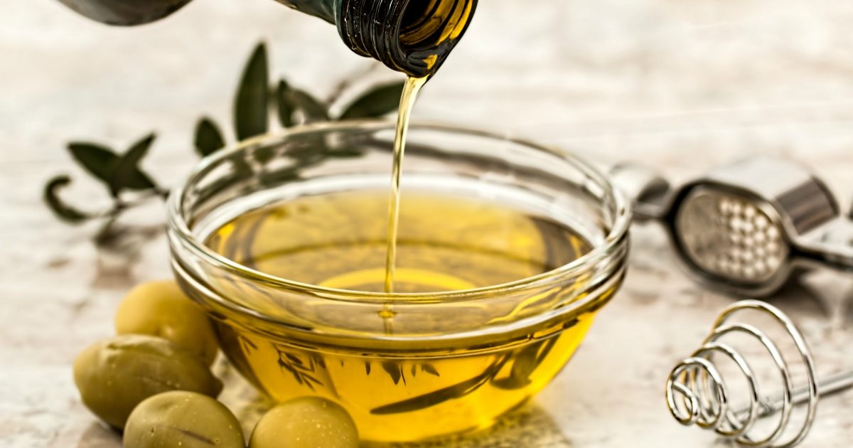 Olio di oliva extravergine, 11 su 30 non lo sono davvero ma solo sull’etichetta: la classifica di Altroconsumo