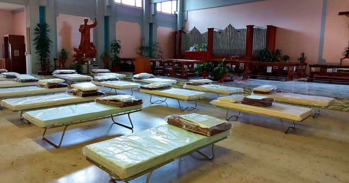 Piemonte, nel Covid hospital di Orbassano non c’è più posto: 70 brandine montate in chiesa