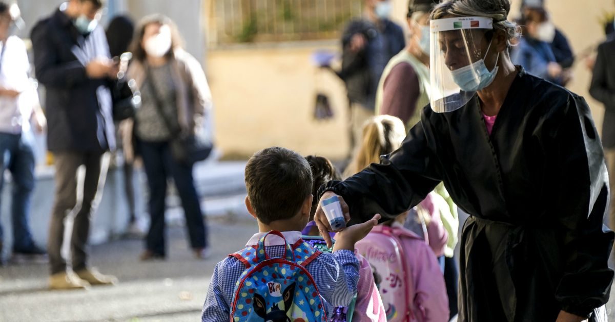 “Segnalati docenti negazionisti che scherniscono gli studenti e fanno togliere le mascherine”: il Cts ha chiesto alla Azzolina di monitorare