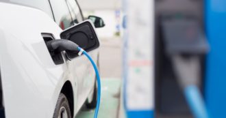 Copertina di Anno 2020, la batteria inizia a mandare in pensione il Diesel