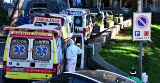 Coronavirus, auto e ambulanze in fila all’ospedale Cotugno di Napoli: i medici assistono i malati nei mezzi