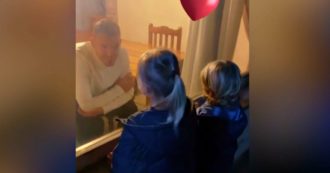 Copertina di Coronavirus, Dzeko positivo e in isolamento saluta i figli al di là di un vetro: le immagini