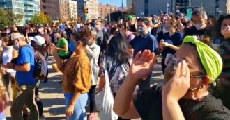Copertina di “Sei licenziato”, i cori rivolti a Trump degli americani scesi in strada per festeggiare Biden