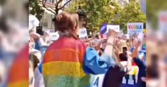 Copertina di Usa 2020, quando Kamala Harris ballava sul carro del gay pride insieme al marito: il video