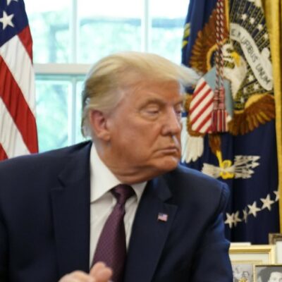 Copertina di Iran, Axios: “Trump sta creando un team per negoziare”. Le minacce reciproche su Hormuz: “Pronti a chiuderlo del tutto”