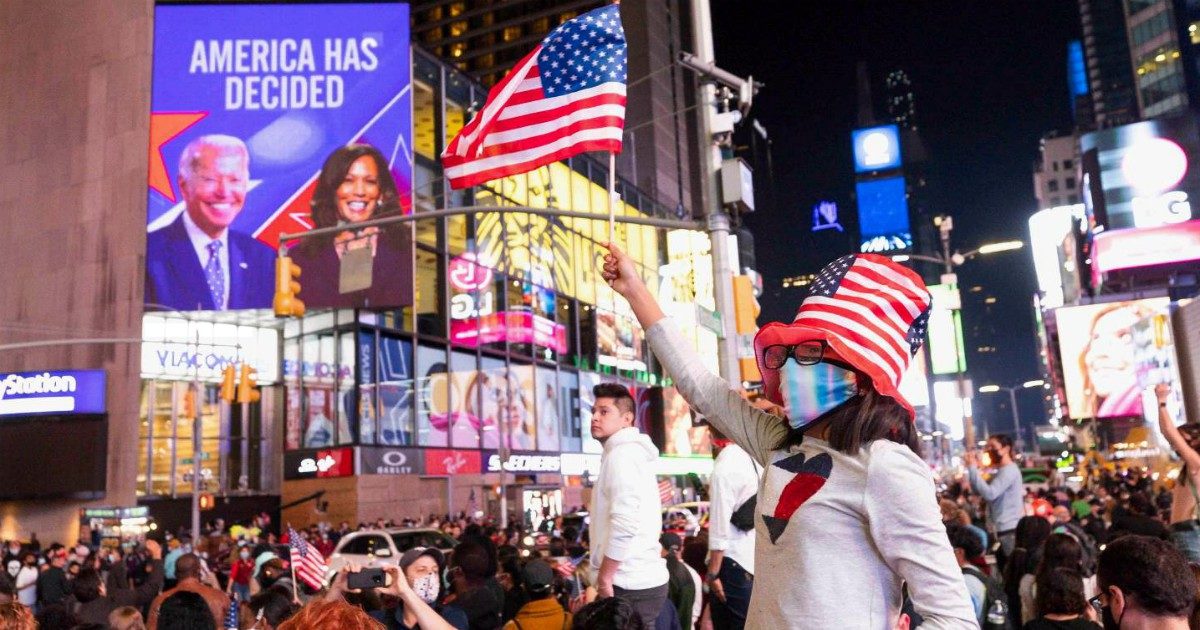 Biden, il discorso della vittoria: “Sarò un presidente che non vede Stati rossi e blu, ma gli Stati Uniti. È il momento di guarire e riconciliare”