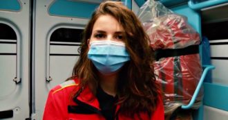 “Per ore fuori dagli ospedali in ambulanza coi pazienti”. L’allarme dei soccorritori della Croce Viola di Milano: “A marzo era diverso”