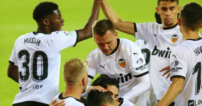 Valencia, tra un calciomercato folle e l’allenatore costretto a restare in panchina: perché il club rischia un incubo senza fine