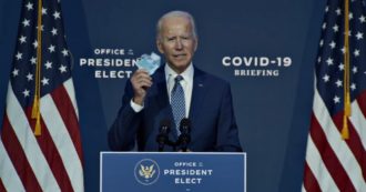Copertina di Coronavirus, Biden mostra la mascherina in diretta ed esorta a usarla: “Non importa per chi avete votato, serve a salvare vite”