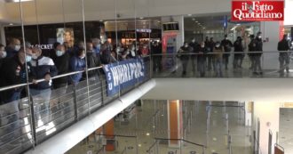 Copertina di Napoli, gli operai Whirlpool occupano l’aeroporto per protestare contro la chiusura: urla e cori dal primo piano di Capodichino
