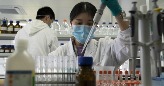 Il Brasile ha sospeso le sperimentazioni sul vaccino cinese: “Grave incidente per un volontario”. Sinovac: “Non legato al prodotto”
