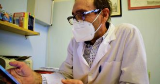 “Dottore, non sento più i sapori”. Il lavoro dei medici di base a Milano tra pazienti Covid e telefonate: “Con questi ritmi impazziamo”