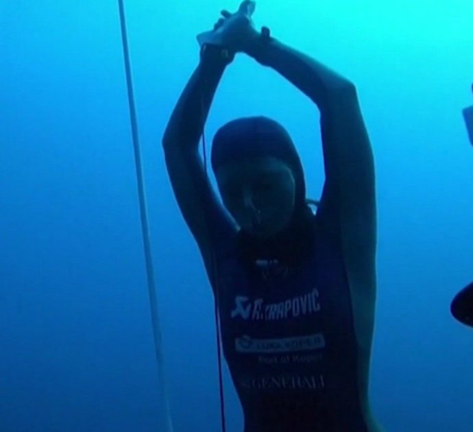 Record di apnea per Alenka Artnik: così l’atleta slovena è rimasta sott’acqua per oltre 220 secondi. Il video