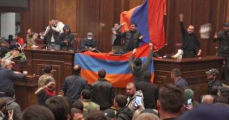 Armenia, folla arrabbiata invade il parlamento e la sede del governo: saccheggiati gli uffici e frantumate le finestre