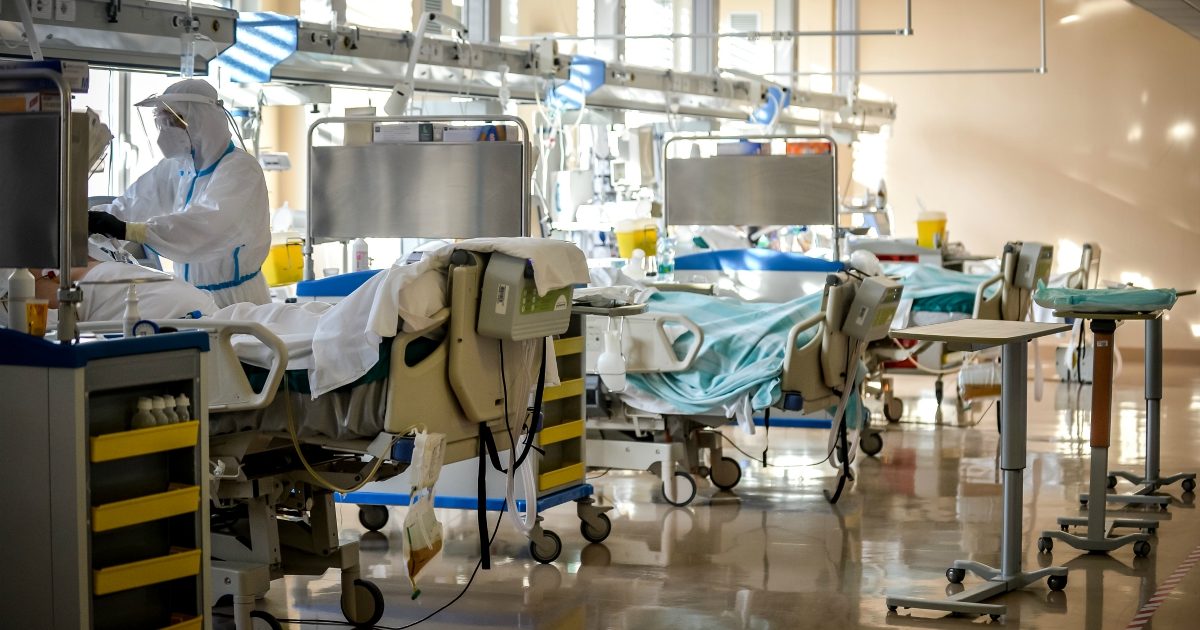 Covid, contagi e vittime in aumento ma ora la curva sta rallentando la corsa. “Grazie a restrizioni e più percezione del rischio dei cittadini”