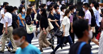 Copertina di Contagi in aumento, ma lo smart working si scontra con la cultura della presenza in ufficio: la sfida del Giappone, tra Covid e ‘Salaryman’
