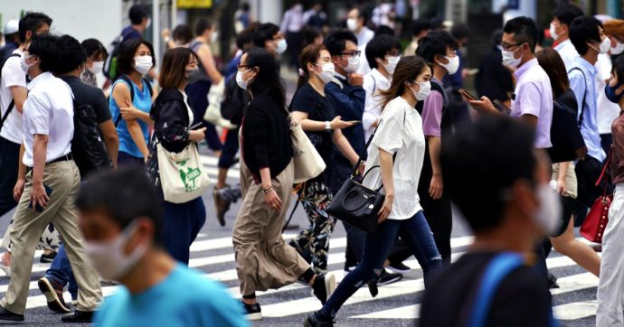 Contagi in aumento, ma lo smart working si scontra con la cultura della presenza in ufficio: la sfida del Giappone, tra Covid e ‘Salaryman’