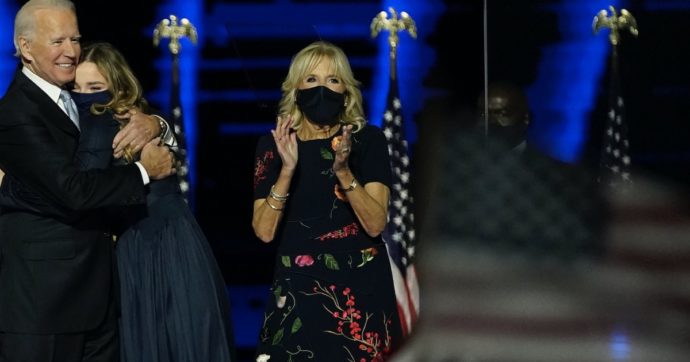 L’abito che Jill Biden indossava la sera della vittoria del marito? Esaurito in poche ore. A un prezzo non abbordabile