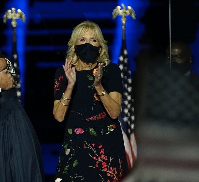 L’abito che Jill Biden indossava la sera della vittoria del marito? Esaurito in poche ore. A un prezzo non abbordabile