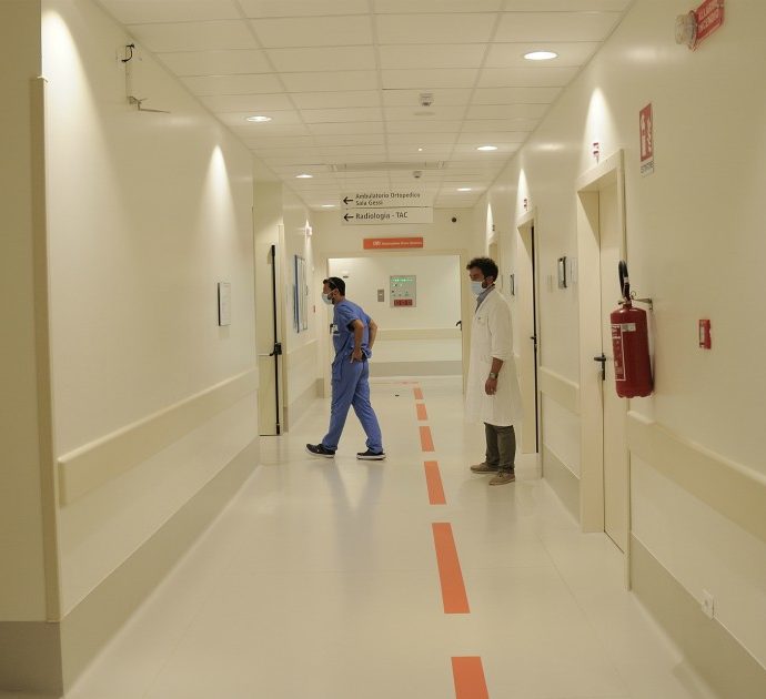 Negazionista del Covid si intrufola in alcuni ospedali e filma le corsie vuote: “Il governo sta mentendo”. Multata per aver violato il lockdown
