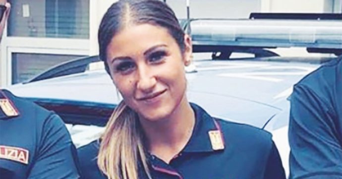 Poliziotta sospesa per il tatuaggio, lo ha pure la nuova vicecapo: “La norma va cancellata”