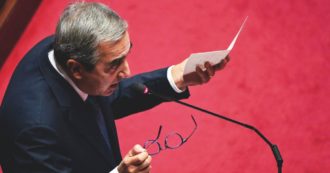 Copertina di Ecco un nuovo scudo. Gli onorevoli vogliono diventare intoccabili