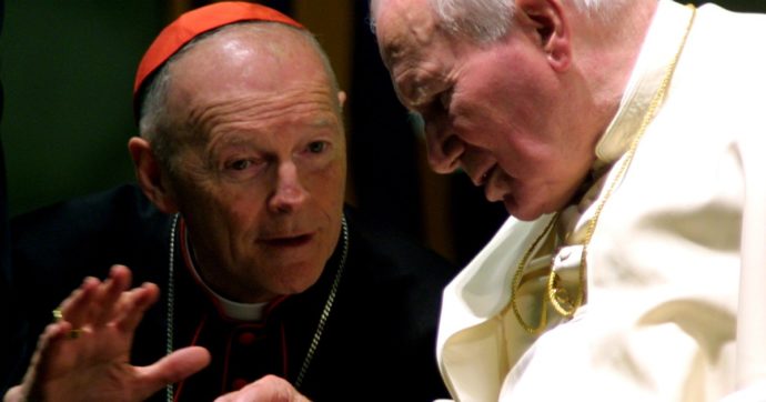Vaticano, il rapporto su McCarrick: “Già nel 2000 era accusato di abusi su minori. Wojtyla decise personalmente di promuoverlo”