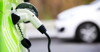 Copertina di Il governo studia accise sulle auto elettriche per rimpiazzare il gettito di quelle sui carburanti. Che Meloni prometteva di tagliare