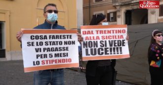 Copertina di Roma, in piazza la protesta dei lavoratori senza cassa integrazione da mesi: “Così non è più vita, non andiamo avanti. Servono pagamenti subito”