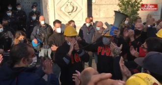 Copertina di Ex Ilva di Genova, reintegrato il lavoratore licenziato per un vocale e ritirata  sospensione di 250 operai: il lungo applauso fuori da prefettura