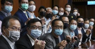 Copertina di Hong Kong, dimissioni di massa per tutti i deputati pro-democrazia dopo l’espulsione di 4 colleghi. “Mossa spietata della Cina”