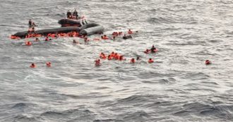 Copertina di Affonda un gommone con 100 migranti: sei morti, tra cui un bimbo di 6 mesi. Open Arms: “Non ce l’ha fatta ad aspettare i soccorsi”