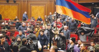 Copertina di Erdogan umilia gli armeni. E Putin impone loro la resa