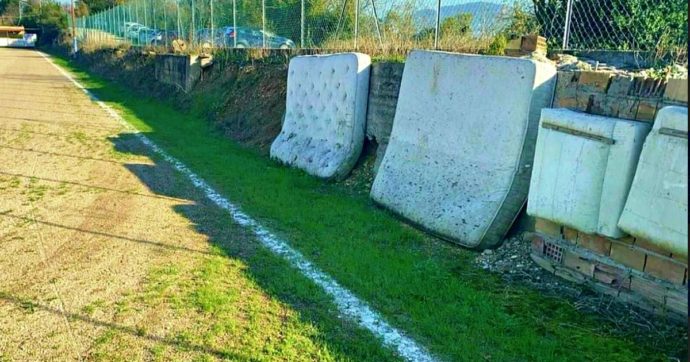 Domeniche Bestiali – La Toscana selvaggia alla caccia degli arbitri. E il campo sportivo diventa un deposito di materassi