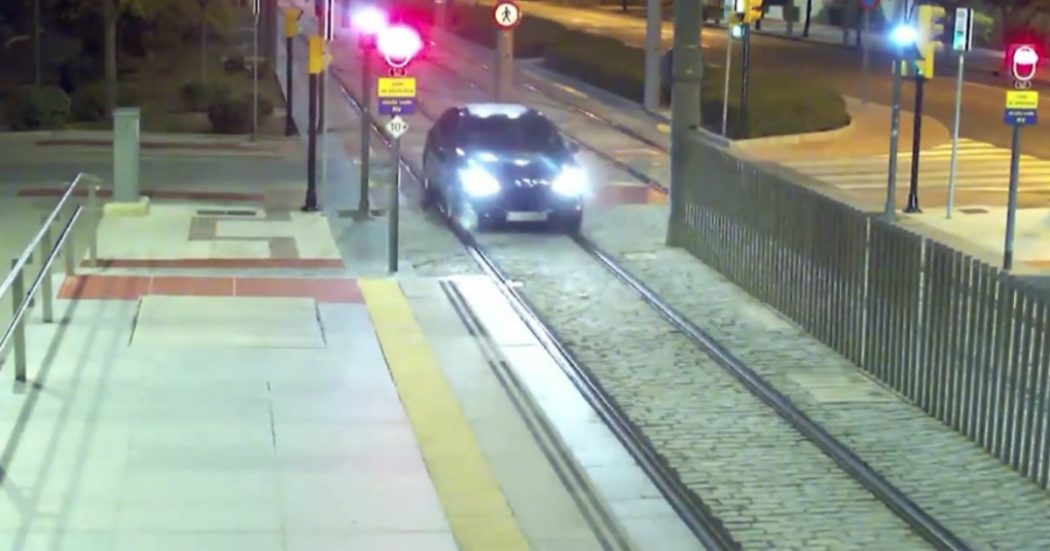 Donna guida sui binari della metropolitana: servizio sospeso per due ore a Malaga. Il video