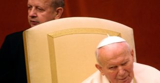 Copertina di Vaticano, “soldi per nascondere i pedofili a San Giovanni Paolo II”: le accuse contro l’ex segretario di Wojtyla