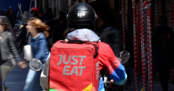 Just Eat resta sola: le altre app non assumono i propri rider