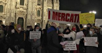 Copertina di Milano, ristoratori e commercianti in piazza Duomo contro le chiusure: “Stanchi delle briciole”