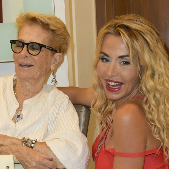 Valeria Marini testimonia nel processo per truffa aggravata ai danni della madre: “È caduta in depressione, ha perso tutto”