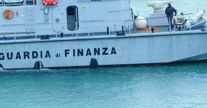 Migranti, naufragio al largo di Lampedusa: i 31 a bordo salvati dalla Guardia di finanza