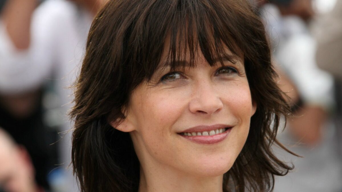 “Se i ragazzi tornano a vivere con i genitori significa che non trovano lavoro e non hanno abbastanza soldi per l’affitto. Mi dispiace lasciare ai miei figli un mondo in questo stato”: così Sophie Marceau