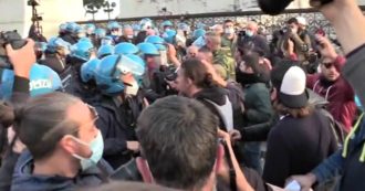 Roma, negazionisti e No Mask protestano in piazza Venezia: tensione con la polizia. Fermate 11 persone