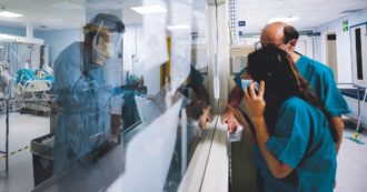 Copertina di Locatelli e Rezza: “Il virus frena”. Regioni rosse verso l’arancione